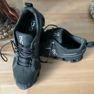 ON Running Shoes Size 9 Waterproof